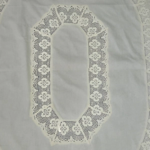 77900 KREMOWY OWALNY OBRUS W STYLU RETRO PŁÓTNO I KORONKI 136 X 96 CM (2).jpg
