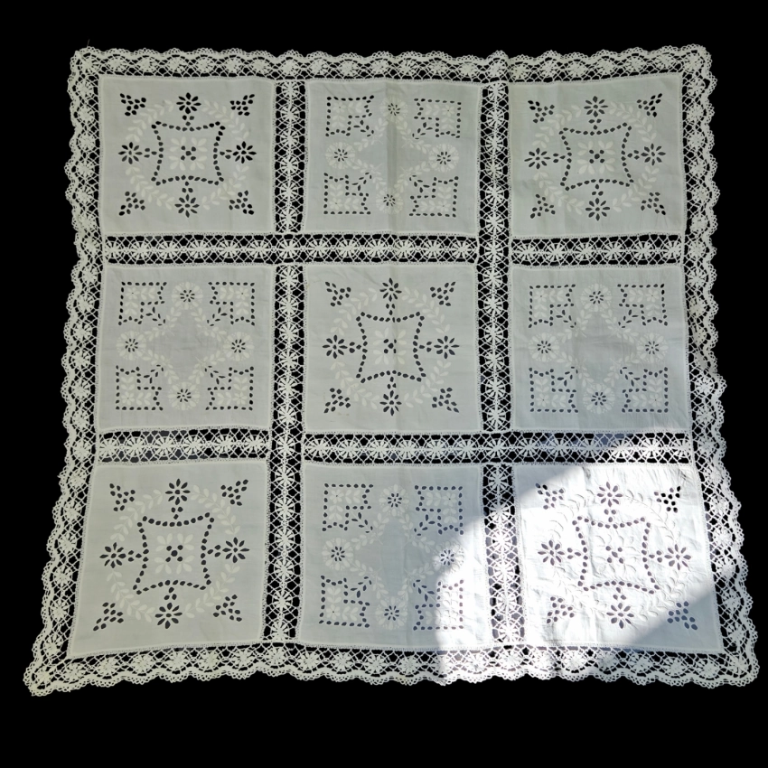77905 SECESJA WIEKOWY OBRUSIK SERWETA PŁÓTNO I HAFT WYPUKŁY 104 x 98 CM (1).jpg