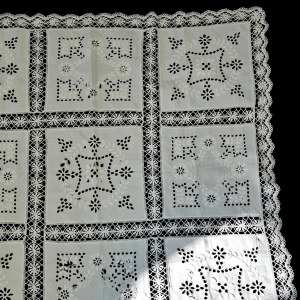 77905 SECESJA WIEKOWY OBRUSIK SERWETA PŁÓTNO I HAFT WYPUKŁY 104 x 98 CM (2).jpg