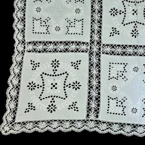 77905 SECESJA WIEKOWY OBRUSIK SERWETA PŁÓTNO I HAFT WYPUKŁY 104 x 98 CM (3).jpg