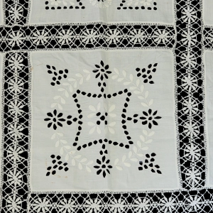 77905 SECESJA WIEKOWY OBRUSIK SERWETA PŁÓTNO I HAFT WYPUKŁY 104 x 98 CM (4).jpg