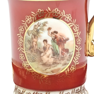 77944 EISENBERG BORDOWA FILIŻANKA Z PASTORALNYM USZKIEM ZE SPODKIEM SCENKA MITOLOGICZNA (7).jpg