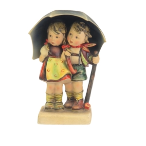 GOEBEL I. HUMMEL FIGURKA PARA DZIECI POD PARASOLEM NR 71