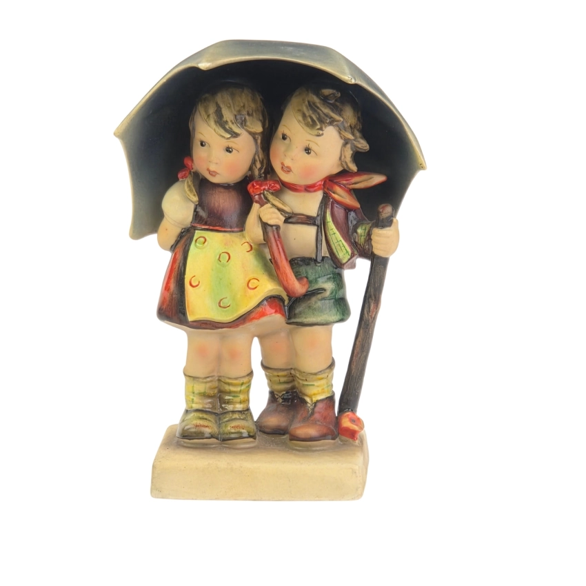 77945 GOEBEL I. HUMMEL FIGURKA PARA DZIECI POD PARASOLEM NR 71 (1).jpg