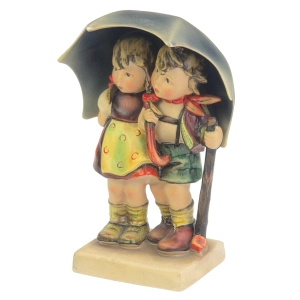 77945 GOEBEL I. HUMMEL FIGURKA PARA DZIECI POD PARASOLEM NR 71 (2).jpg