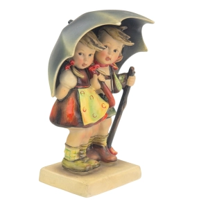 77945 GOEBEL I. HUMMEL FIGURKA PARA DZIECI POD PARASOLEM NR 71 (3).jpg