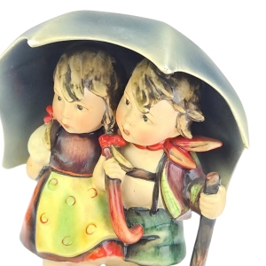 77945 GOEBEL I. HUMMEL FIGURKA PARA DZIECI POD PARASOLEM NR 71 (4).jpg