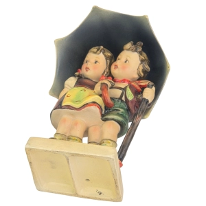 77945 GOEBEL I. HUMMEL FIGURKA PARA DZIECI POD PARASOLEM NR 71 (9).jpg