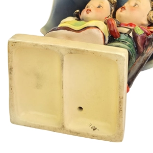 77945 GOEBEL I. HUMMEL FIGURKA PARA DZIECI POD PARASOLEM NR 71 (10).jpg