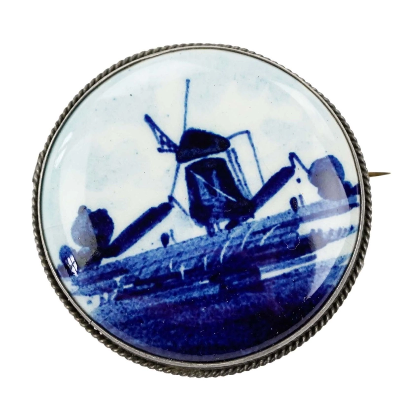 78017 DELFT PORCELANOWA RĘCZNIE MALOWANA BROSZA Z PEJZAŻEM (1).jpg