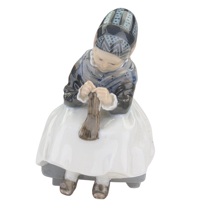 78199 ROYAL KOPENHAGEN PORCELANOWA FIGURKA DZIEWCZYNY AMAGER (1).jpg