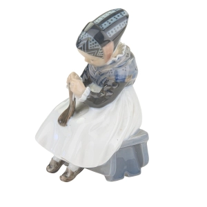 78199 ROYAL KOPENHAGEN PORCELANOWA FIGURKA DZIEWCZYNY AMAGER (2).jpg