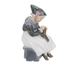 78199 ROYAL KOPENHAGEN PORCELANOWA FIGURKA DZIEWCZYNY AMAGER (3).jpg