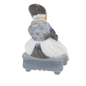 78199 ROYAL KOPENHAGEN PORCELANOWA FIGURKA DZIEWCZYNY AMAGER (4).jpg