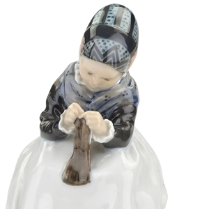 78199 ROYAL KOPENHAGEN PORCELANOWA FIGURKA DZIEWCZYNY AMAGER (5).jpg