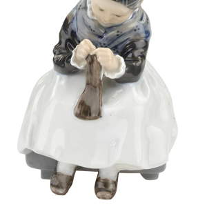 78199 ROYAL KOPENHAGEN PORCELANOWA FIGURKA DZIEWCZYNY AMAGER (6).jpg