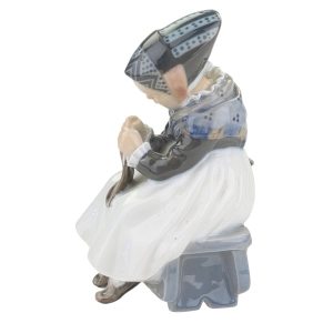 78199 ROYAL KOPENHAGEN PORCELANOWA FIGURKA DZIEWCZYNY AMAGER (7).jpg