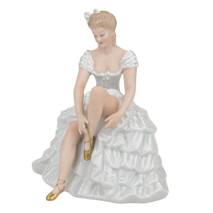 78316 WALLENDORF PORCELANOWA FIGURKI TANCERKI ZAWIĄZUJĄCA BALETKĘ (1).jpg