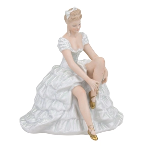 78316 WALLENDORF PORCELANOWA FIGURKI TANCERKI ZAWIĄZUJĄCA BALETKĘ (2).jpg