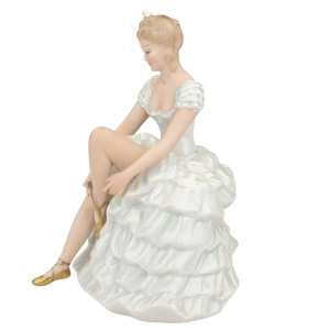 78316 WALLENDORF PORCELANOWA FIGURKI TANCERKI ZAWIĄZUJĄCA BALETKĘ (3).jpg