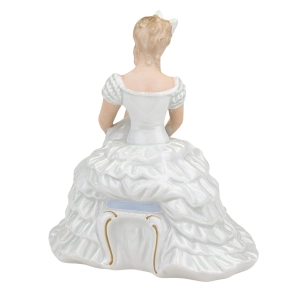 78316 WALLENDORF PORCELANOWA FIGURKI TANCERKI ZAWIĄZUJĄCA BALETKĘ (4).jpg