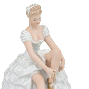 78316 WALLENDORF PORCELANOWA FIGURKI TANCERKI ZAWIĄZUJĄCA BALETKĘ (5).jpg