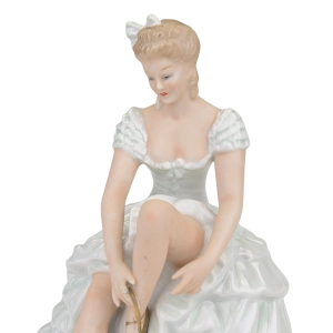 78316 WALLENDORF PORCELANOWA FIGURKI TANCERKI ZAWIĄZUJĄCA BALETKĘ (6).jpg