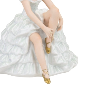 78316 WALLENDORF PORCELANOWA FIGURKI TANCERKI ZAWIĄZUJĄCA BALETKĘ (7).jpg