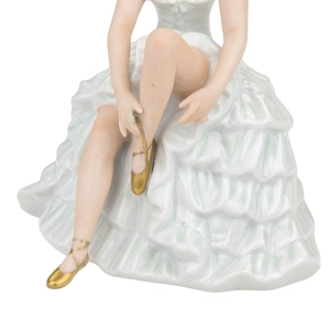 78316 WALLENDORF PORCELANOWA FIGURKI TANCERKI ZAWIĄZUJĄCA BALETKĘ (8).jpg