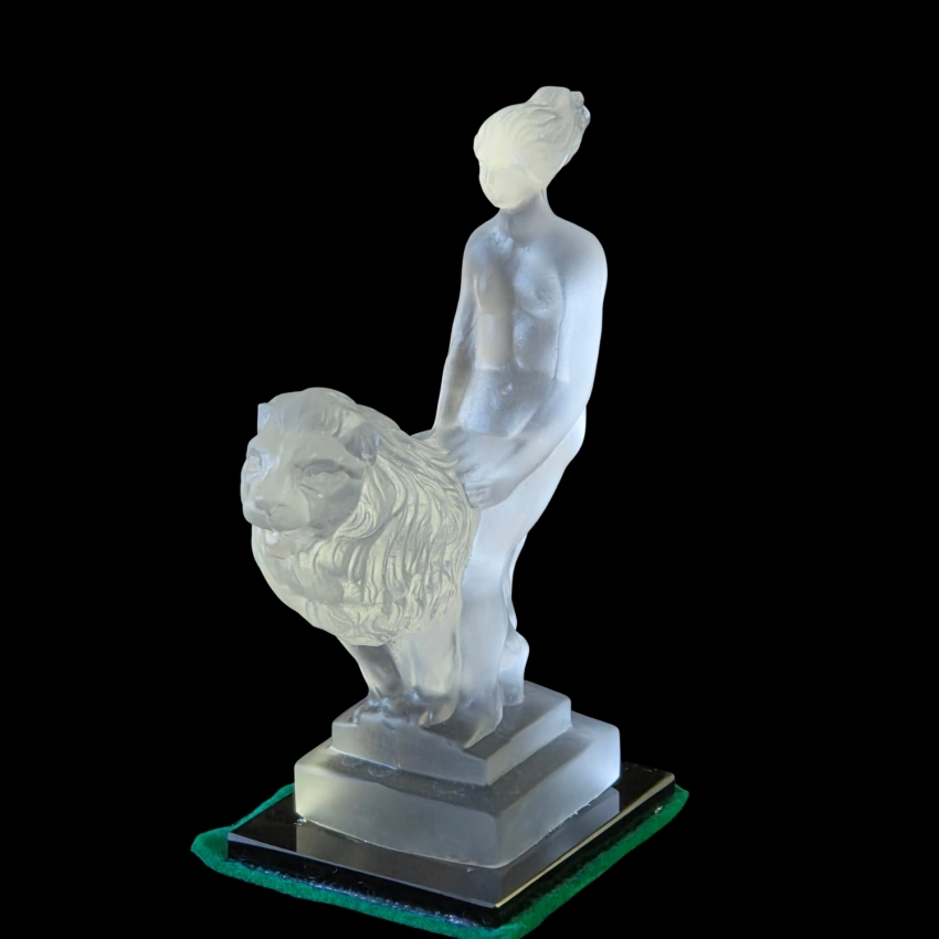 78536 AKT FIGURA DZIEWCZYNA Z LWEM H. HOFFMANN POSTUMENT ŚWIECI W UV (1).jpg