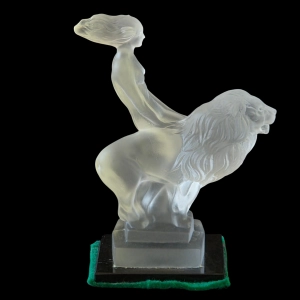 78536 AKT FIGURA DZIEWCZYNA Z LWEM H. HOFFMANN POSTUMENT ŚWIECI W UV (3).jpg