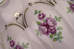 41646 CHODOV KUBEK FILIŻANKA Z RÓŻOWEJ PORCELANY W RÓŻYCZKI (3).jpg