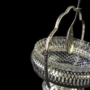 79119 QUEEN ANNE MAYELL SZKLANA CUKIERNICA W METALOWYM KOSZYKU Z ŁYŻCZKĄ (10).jpg