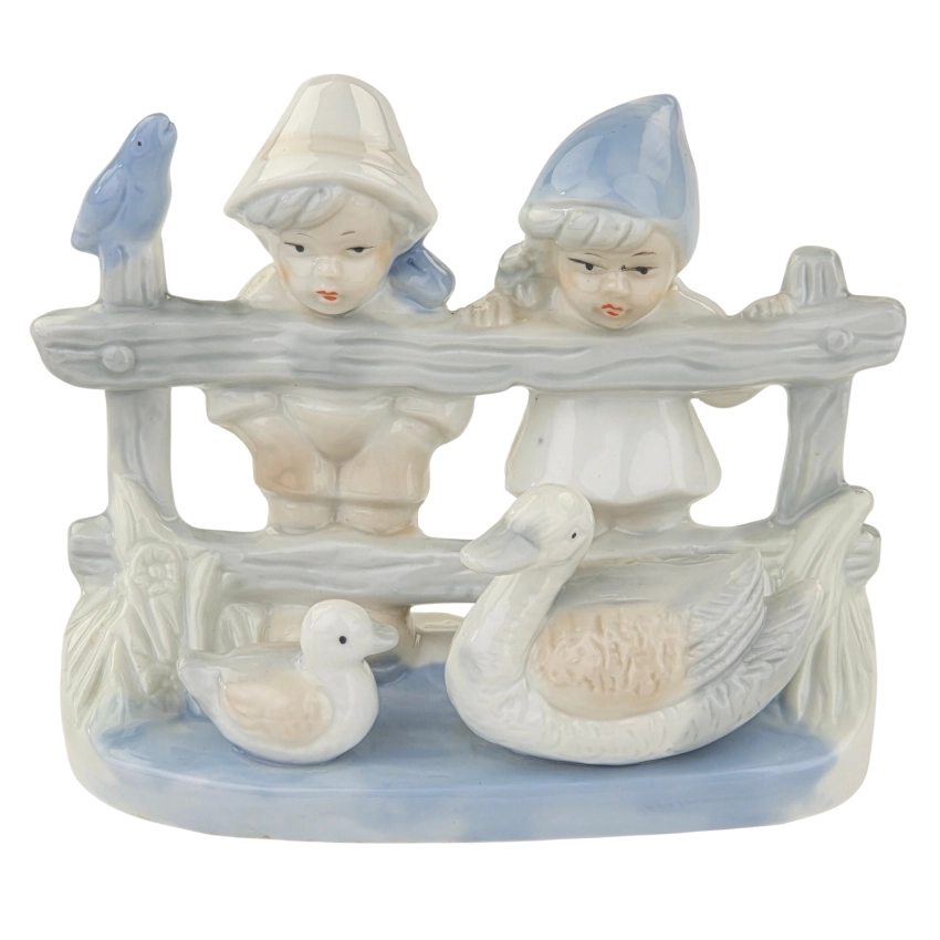 79191 ŁADNA FIGURKA DZIECI OBSERWUJĄCYCH KACZKI (1).jpg