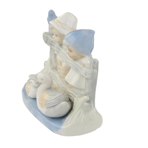 79191 ŁADNA FIGURKA DZIECI OBSERWUJĄCYCH KACZKI (3).jpg