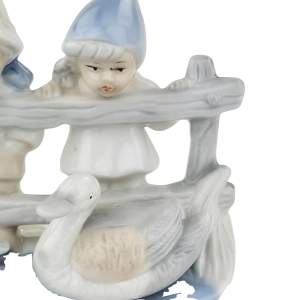 79191 ŁADNA FIGURKA DZIECI OBSERWUJĄCYCH KACZKI (6).jpg
