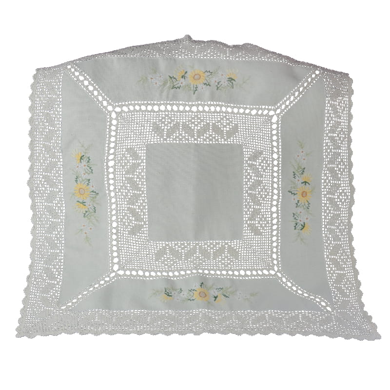 36345  STYLIZOWANY KREMOWY OBRUS Z SZYDEŁKOWYMI KORONKAMI I HAFTOWANYMI KWIATKAMI 83 X 82 CM.jpg