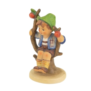 79383 GOEBEL I. HUMMEL FIGURKA CHŁOPCA NA JABŁONCE (1).jpg