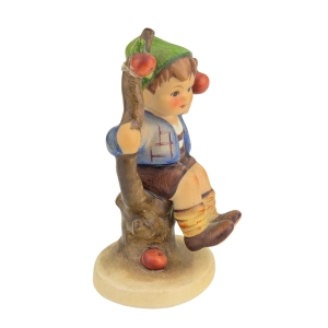 79383 GOEBEL I. HUMMEL FIGURKA CHŁOPCA NA JABŁONCE (3).jpg