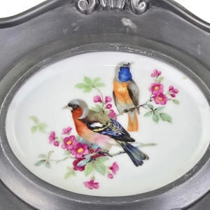 79416 SCHWARZENHAMMER PTASZKI NA PORCELANIE W CYNOWEJ RAMIE SZCZYGŁY (2).jpg