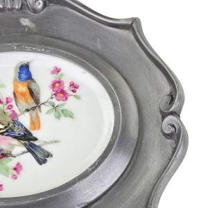 79416 SCHWARZENHAMMER PTASZKI NA PORCELANIE W CYNOWEJ RAMIE SZCZYGŁY (3).jpg