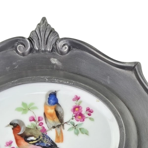 79416 SCHWARZENHAMMER PTASZKI NA PORCELANIE W CYNOWEJ RAMIE SZCZYGŁY (4).jpg