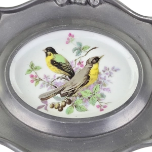 79418 SCHWARZENHAMMER PTASZKI NA PORCELANIE W CYNOWEJ RAMIE CZYŻYKI (2).jpg