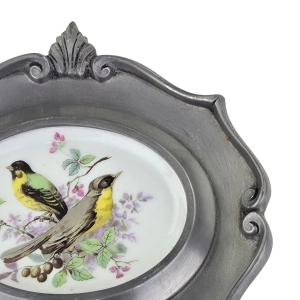 79418 SCHWARZENHAMMER PTASZKI NA PORCELANIE W CYNOWEJ RAMIE CZYŻYKI (3).jpg