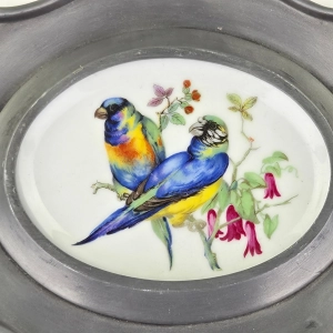 79419 SCHWARZENHAMMER PTASZKI NA PORCELANIE W CYNOWEJ RAMIE PAPUŻKAMI (2).jpg