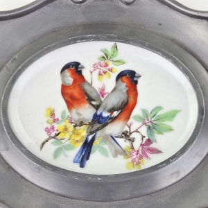 79420 SCHWARZENHAMMER PTASZKI NA PORCELANIE W CYNOWEJ RAMIE Z GILAMI (2).jpg