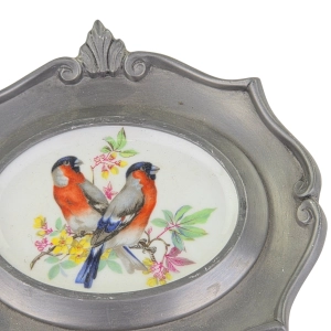 79420 SCHWARZENHAMMER PTASZKI NA PORCELANIE W CYNOWEJ RAMIE Z GILAMI (3).jpg