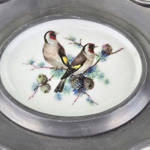 79421 SCHWARZENHAMMER PTASZKI NA PORCELANIE W CYNOWEJ RAMIE Z SZCZYGŁAMI ZWYCZAJNYMI (2).jpg