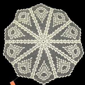 SZYDEŁKO KREMOWY OBRUS CIEKAWY WZÓR 105 CM