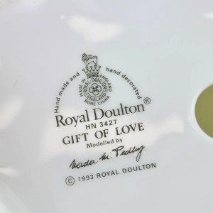 79499 ROYAL DOULTON GIFT OF LOVE FIGURKA NIEWIASTY (9).jpg